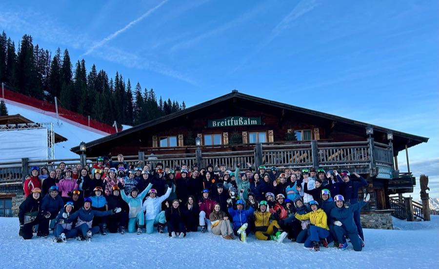 Schulgruppe vor der Breitfußalm in der Dämmerung