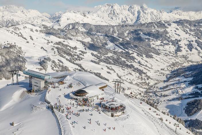 Blick über das verschneite Tal auf eine Bergstation