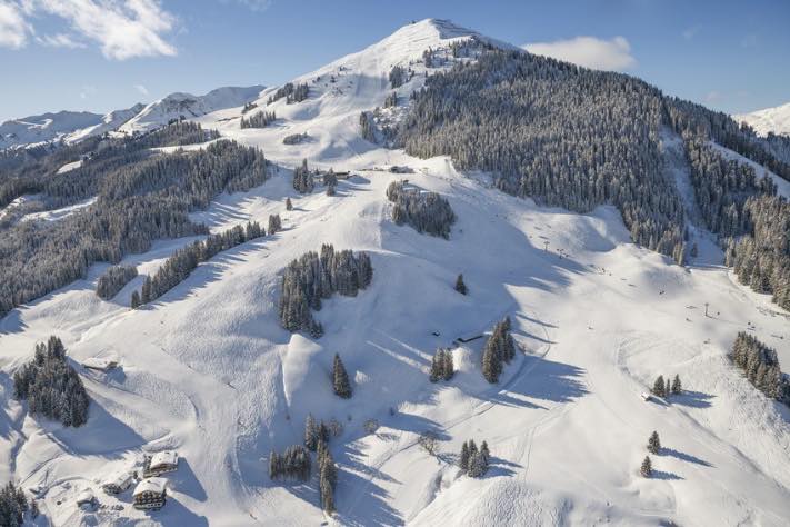 Verschneiter Berggipfel unter blauem Himmel