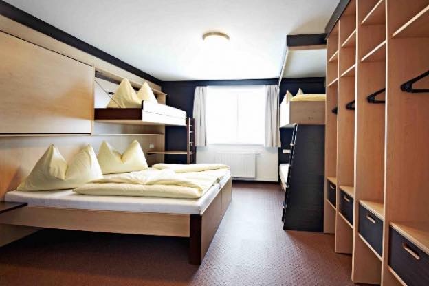 Zimmer mit Stockbetten und Schrankwand