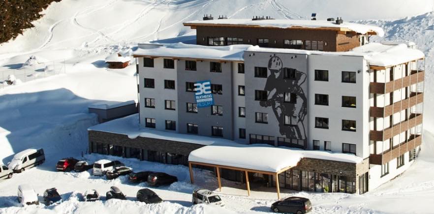 Das Hotelgebäude im Schnee